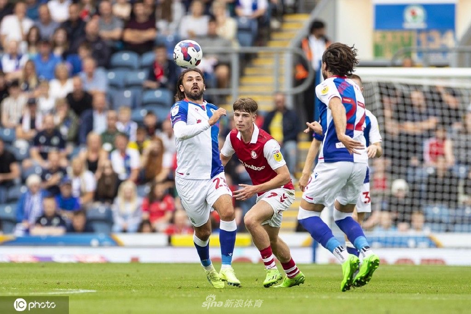 比赛结束后，双方球员相互致意，布里斯托尔城球员脸上洋溢着胜利的喜悦。