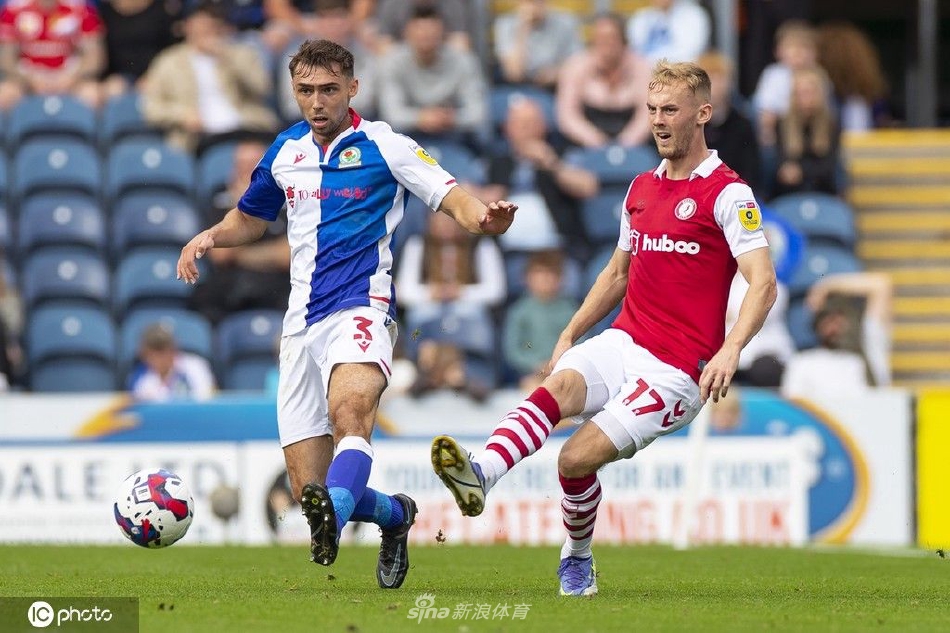 布莱克本球员蒂尔希斯·多兰进球后张开双臂奔跑庆祝，身后是激动的队友。