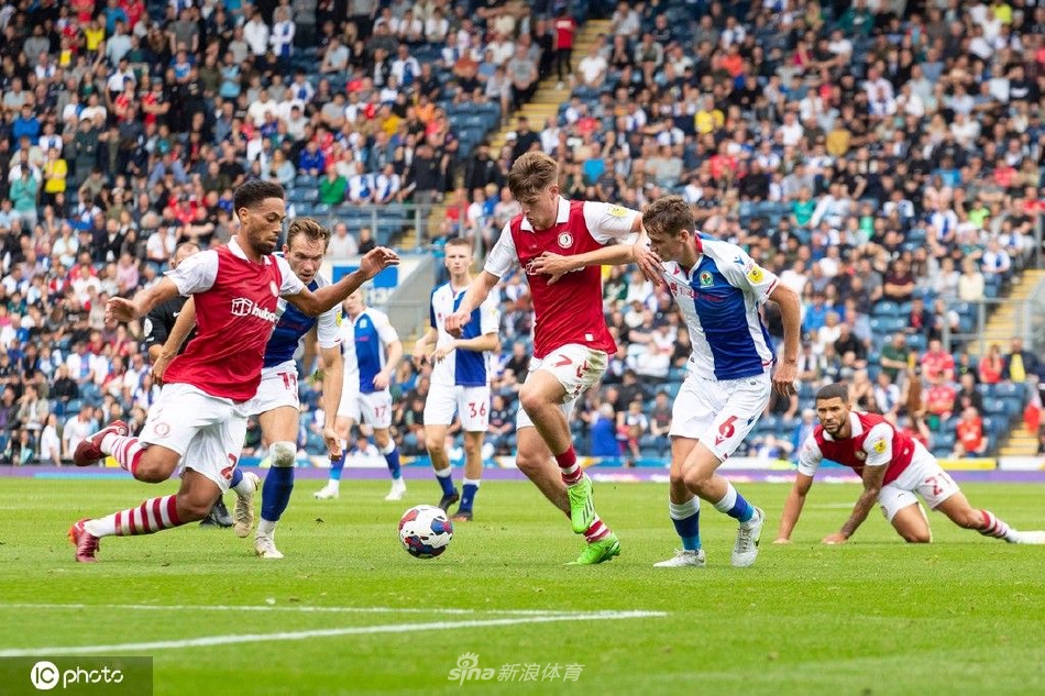 布里斯托尔城球员汤米·康威高高跃起，力压防守球员争顶头球。