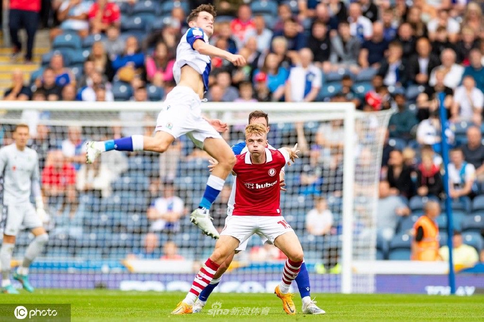 布莱克本流浪者队球员在丢球后神情沮丧，布里斯托尔城球员则在远处庆祝进球。