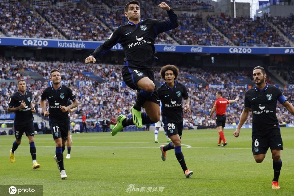 马竞后卫希门尼斯大力远射，皮球如炮弹般飞向球门，被门将神勇扑出。