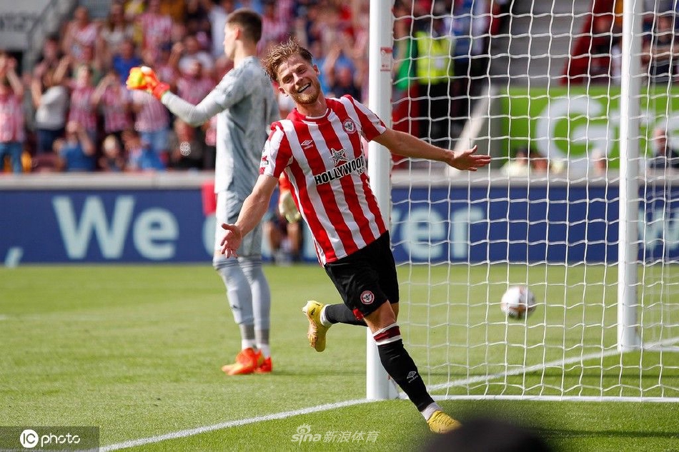 伊万·托尼主罚点球前一刹那，全场屏息凝神，他目光坚定直视球门，充满必胜决心。