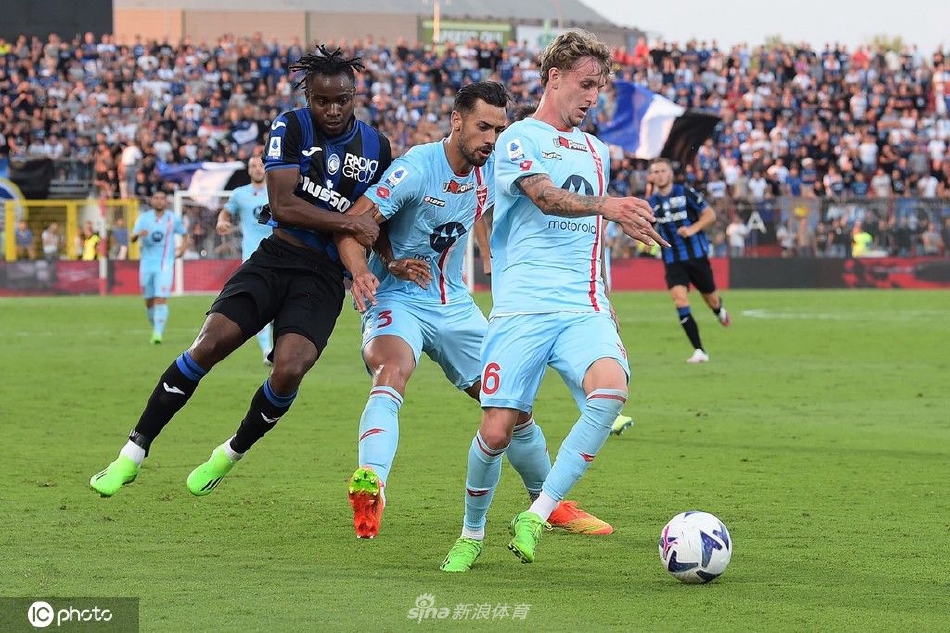 蒙扎后卫奋力滑铲，试图封堵亚特兰大球员的带球突破路线