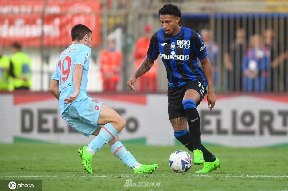 蒙扎门将飞身侧扑，单掌将亚特兰大一记势大力沉的远射托出横梁