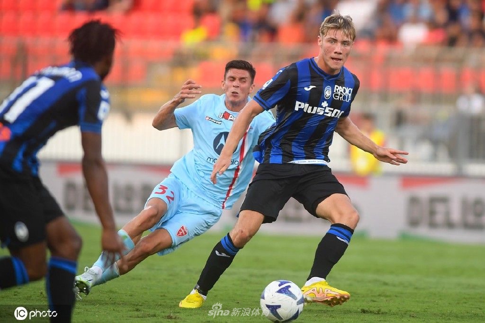 比赛结束后，亚特兰大球员相互击掌，面带笑容走向场边向球迷致意