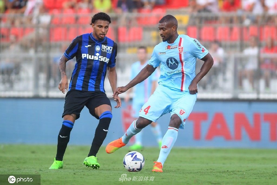 双方中场球员激烈拼抢，在草皮上纠缠争抢球权