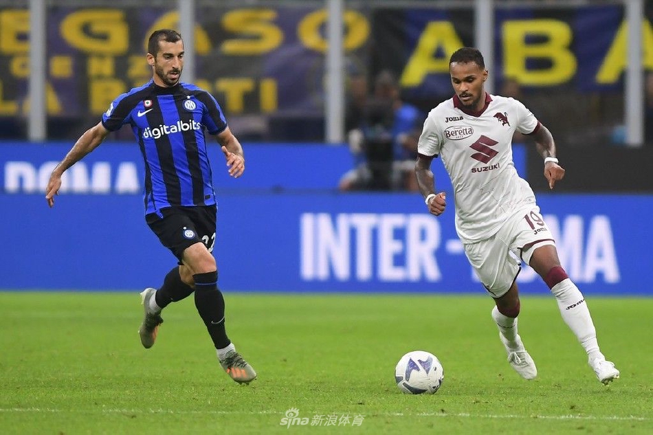 国际米兰高中锋哲科与都灵后卫在禁区内跃起争顶头球，双方在空中激烈对抗，互不相让。