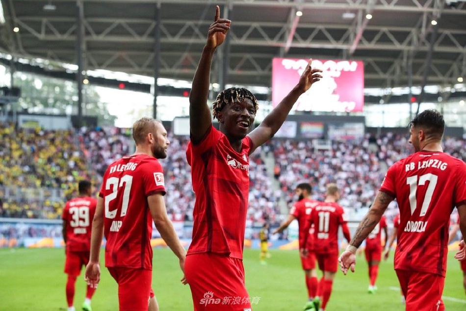 莱比锡队长威利·奥尔班在角球进攻中力压多特蒙德后卫，以一记势大力沉的头球冲顶破门，为主队取得梦幻开局。