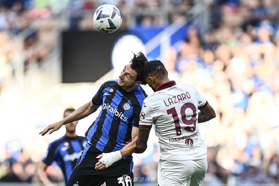 国米前锋劳塔罗·马丁内斯与都灵后卫在边线附近激烈对抗，两人身体纠缠，全力以赴争夺球权。