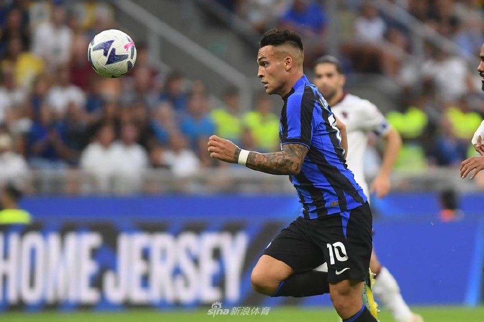 国际米兰中场核心布罗佐维奇在进球后张开双臂奔向角旗区疯狂庆祝，脸上写满了狂喜与释放。