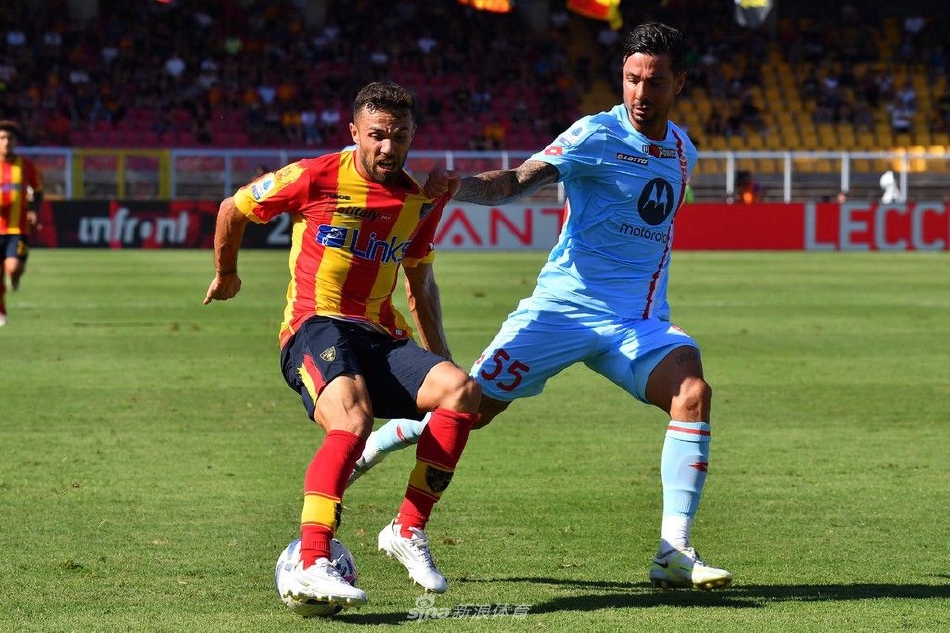 蒙扎队庆祝进球，球员们簇拥在一起激情呐喊，背景中莱切球员垂头丧气的背影形成鲜明对比