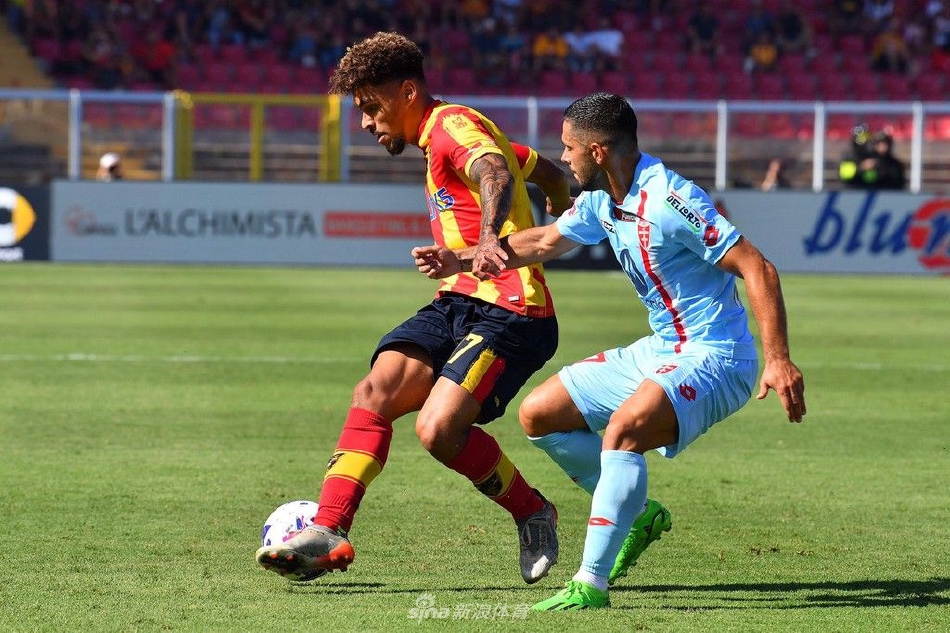 莱切队年轻前锋霍安·冈萨雷斯破门瞬间，他激情张开双臂奔向角旗区庆祝，身后是目瞪口呆的蒙扎门将