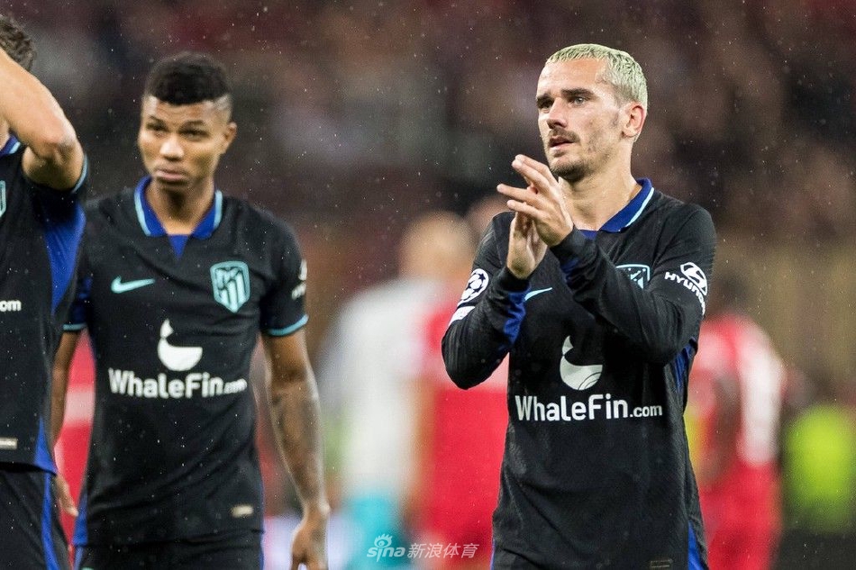 阿隆索指挥瞬间：少帅双手比划战术手势，眼神专注而坚定，身后的教练团队和替补席密切关注场上局势