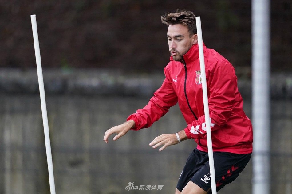 全队围成一圈聆听主帅最后的战术布置，眼神中充满了对胜利的共同渴望