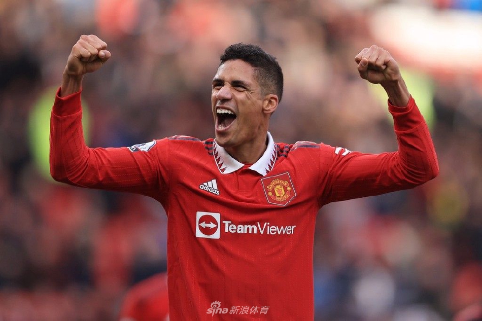 瓦拉内在训练中专注防守，展现世界级中卫的沉稳与技巧