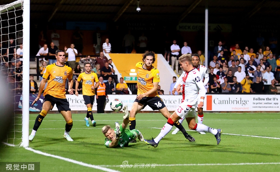 夜幕下的阿贝球场灯火通明，看台上座无虚席，两队球员在球迷山呼海啸般的助威声中步入绿茵场，大战一触即发。