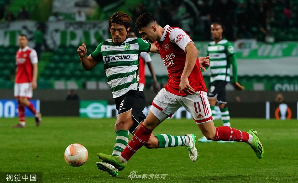 阿森纳球星萨卡在边路灵动突破，葡萄牙体育后卫奋力封堵的瞬间