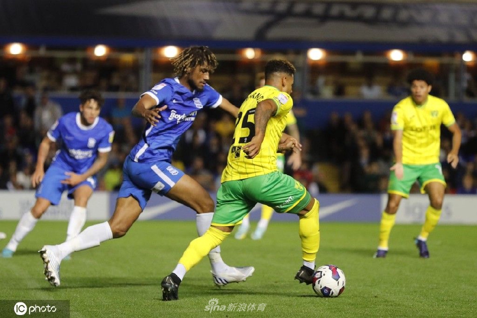 诺维奇球员锁定胜局后振臂高呼，眼神中闪耀着胜利的喜悦与全队并肩作战的坚定信念。