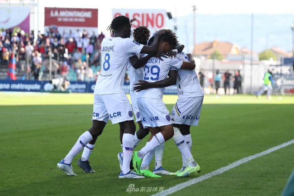 特鲁瓦前锋在克莱蒙后卫围堵下冷静起脚，皮球如出膛炮弹般直窜网窝