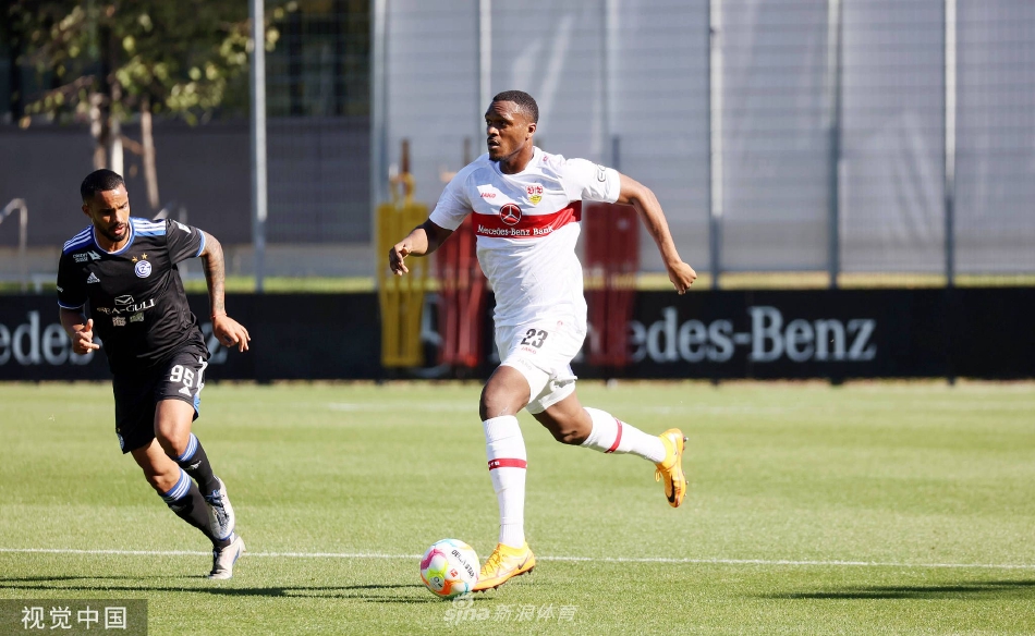 比赛结束后，双方球员彼此拥抱致意，并友好地交换了所穿球衣，诠释了“场上对手，场下朋友”的体育精神。