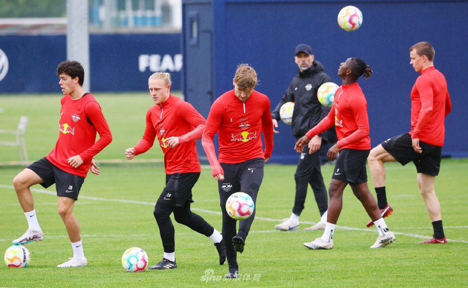 两位莱比锡后卫在训练中进行一对一盯防演练，肌肉紧绷，眼神锐利，仿佛已将眼前的队友视为明日赛场上的劲敌。