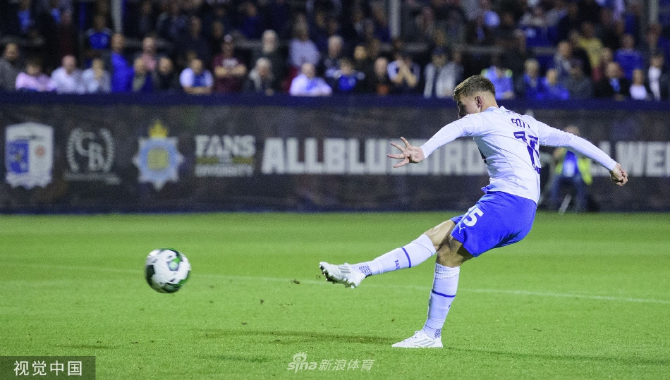 赛后，巴罗队球员虽败犹荣，他们向主场球迷鼓掌致谢，眼神中充满了不甘与对未来的决心。