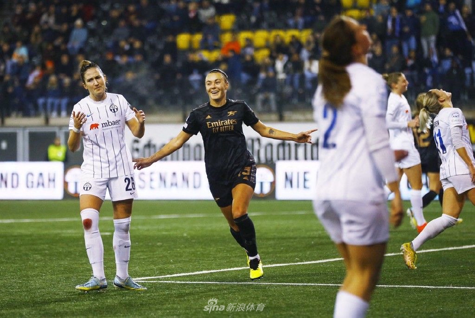 阿森纳全队在比赛结束后于场地中央围成一圈，相互鼓舞，庆祝这场酣畅淋漓的胜利与小组头名出线。