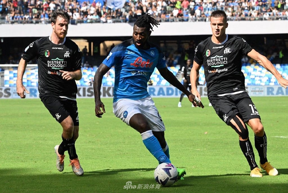 终场哨响，进球功臣拉斯帕多里被激动的队友们紧紧拥抱包围，马拉多纳球场陷入沸腾的蓝色海洋