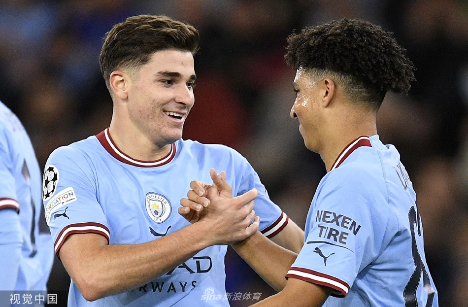 马赫雷斯在打入锁定胜局的第三球后，自信地指向天空庆祝，阿尔及利亚球星的这记世界波让伊蒂哈德球场的欢呼声达到了顶点。