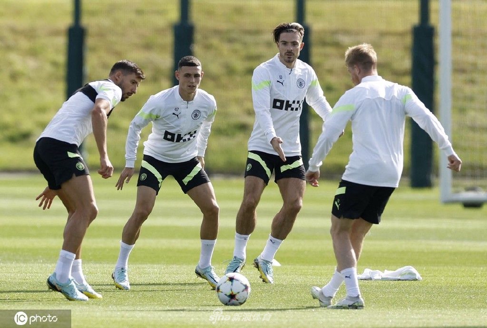 训练结束后众将士集结聆听指导，夕阳余晖为他们披上金色战袍，预示着一个崭新欧冠征程的辉煌启幕