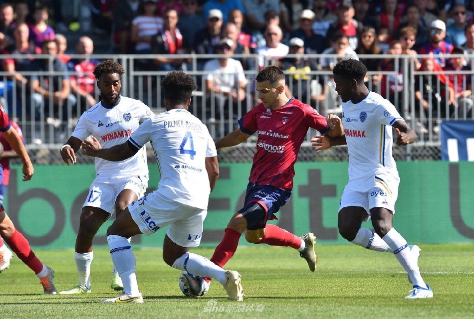 克莱蒙门将奋力扑救却难挽败局，眼神中透露出深深的不甘与失落