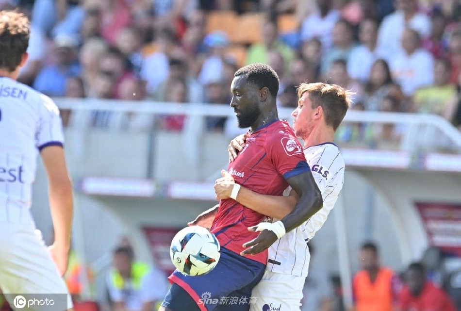 终场哨响，克莱蒙球员相互击掌拥抱致意，汗水与笑容交织，共同沐浴在主场胜利的荣光之中。