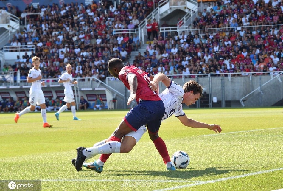 图卢兹球员带球试图突破，两名克莱蒙防守球员如铜墙铁壁般迅疾合围，三人脚步交错电光石火。