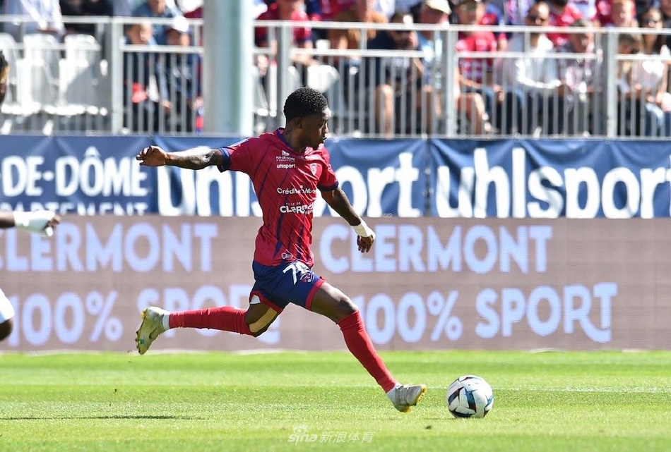 克莱蒙球员破门瞬间振臂狂奔，队友激动飞扑上前拥抱庆祝