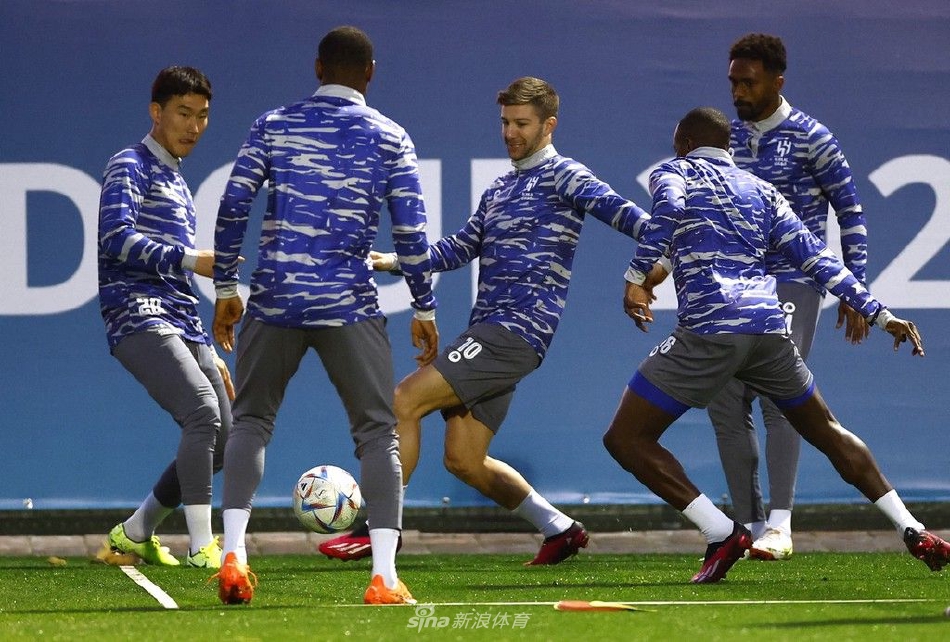 主教练神情专注，在场边向队员们布置战术要点，手势坚定有力。