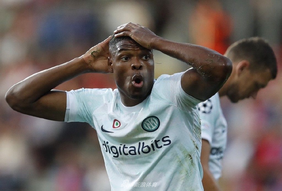 比赛结束后国际米兰全队手拉手走向客队看台，向远道而来的忠实球迷致谢，共享胜利喜悦