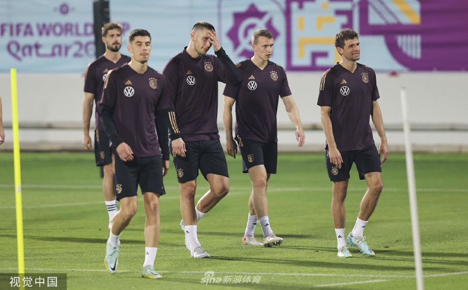 托马斯·穆勒在训练中露出标志性的笑容，与队友轻松交流，这位老将的经验与乐观是逆境中稳定军心的宝贵财富。