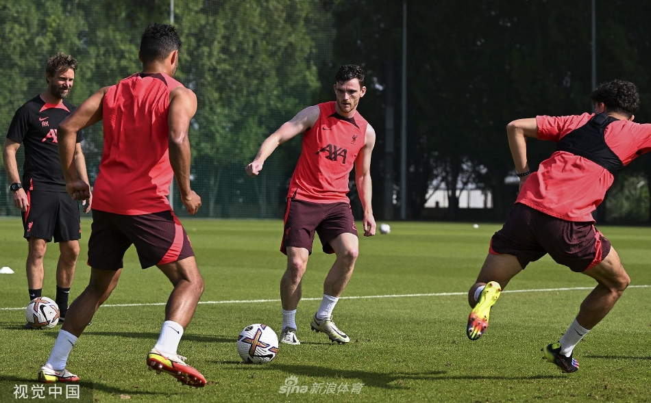 训练结束后，球员们在夕阳的余晖下慢跑放松，远方的迪拜天际线勾勒出这次特殊冬训的背景。