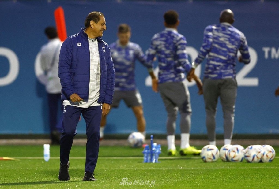 守门员飞身侧扑，奋力将一记势大力沉的远射挡出门框范围。