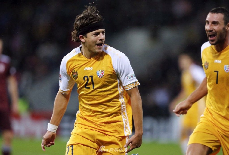 摩尔多瓦球员激情庆祝进球，张开双臂在拉脱维亚的绿色草地上奔跑，如同胜利的雄鹰。