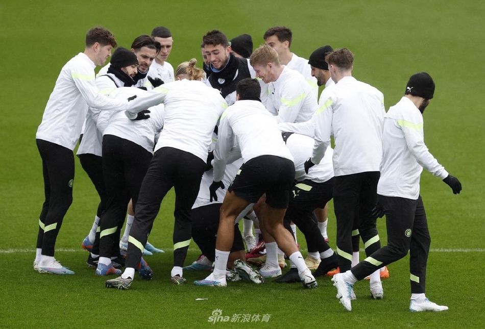 曼城后防众将进行防守站位演练，鲁本·迪亚斯大声指挥防线，队员们神情肃穆，构筑起一道坚不可摧的蓝色城墙。