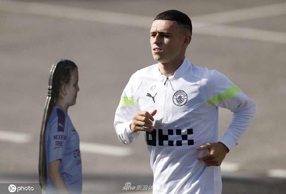 绿茵场上演精密传控芭蕾，皮球在蓝月将士脚间流畅穿梭，编织出美丽的进攻网络