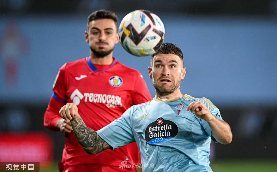 夜幕下的巴莱多斯球场灯火辉煌，看台上球迷挥舞的旗帜与星星点点的手机灯光交织成一片沸腾的海洋，比赛一触即发。