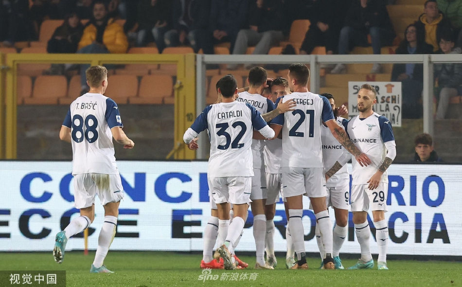 莱切球员科隆博进球后张开双臂，在满场黄色浪潮前狂奔庆祝这记反超比分的进球