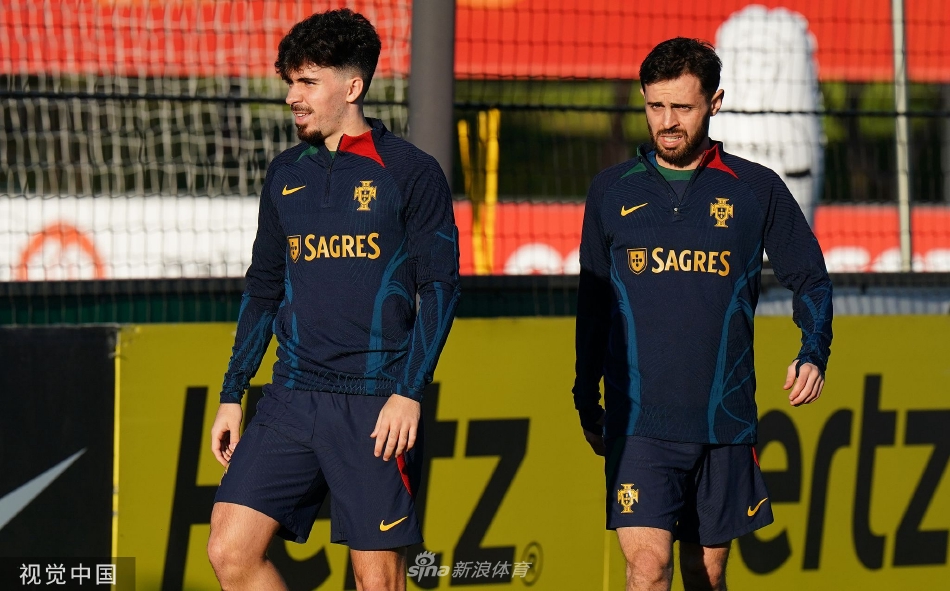 夕阳下C罗独自进行加练射门，身影坚定投射出对胜利的无限渴望