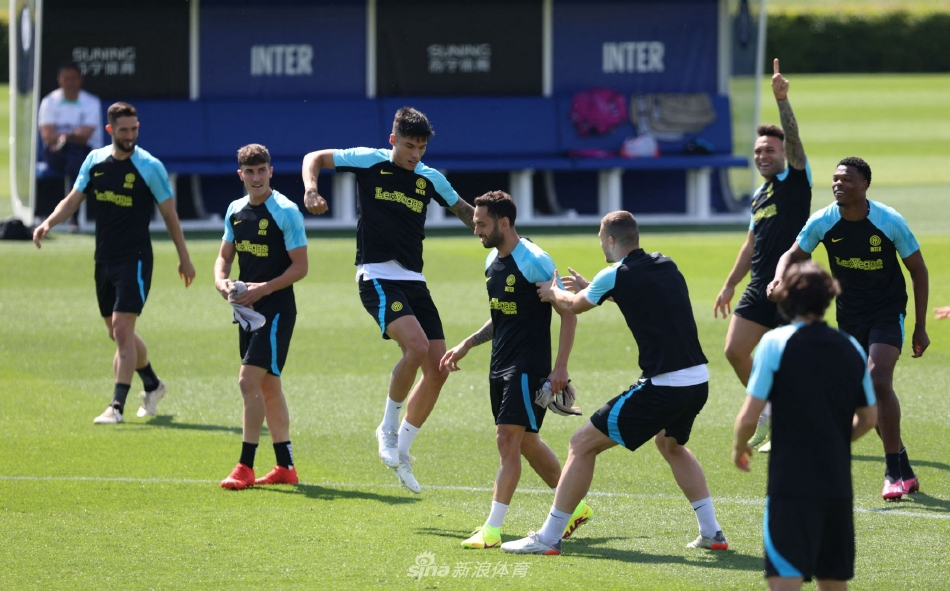 国际米兰门将奥纳纳在训练中飞身扑救，表情坚毅专注，守护着球队晋级决赛的希望