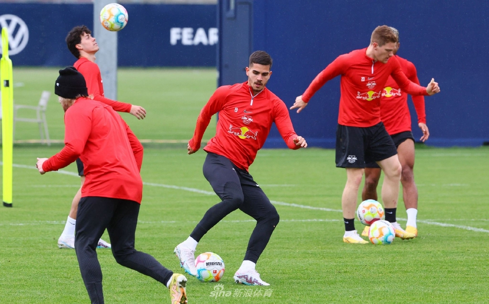 门将飞身跃起，指尖奋力扑向刁钻射门的瞬间，身体在空中完全舒展，展现出顶级门神守护最后防线的决心与风采。