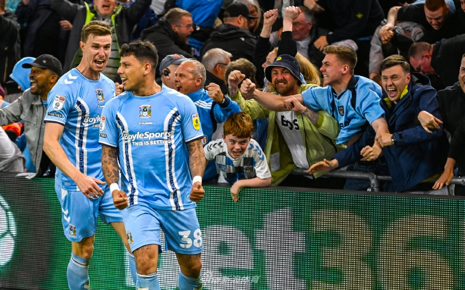 考文垂球员众志成城，在门前筑起一道坚固的人墙，奋力封堵米德尔斯堡球员势大力沉的近距离抽射。