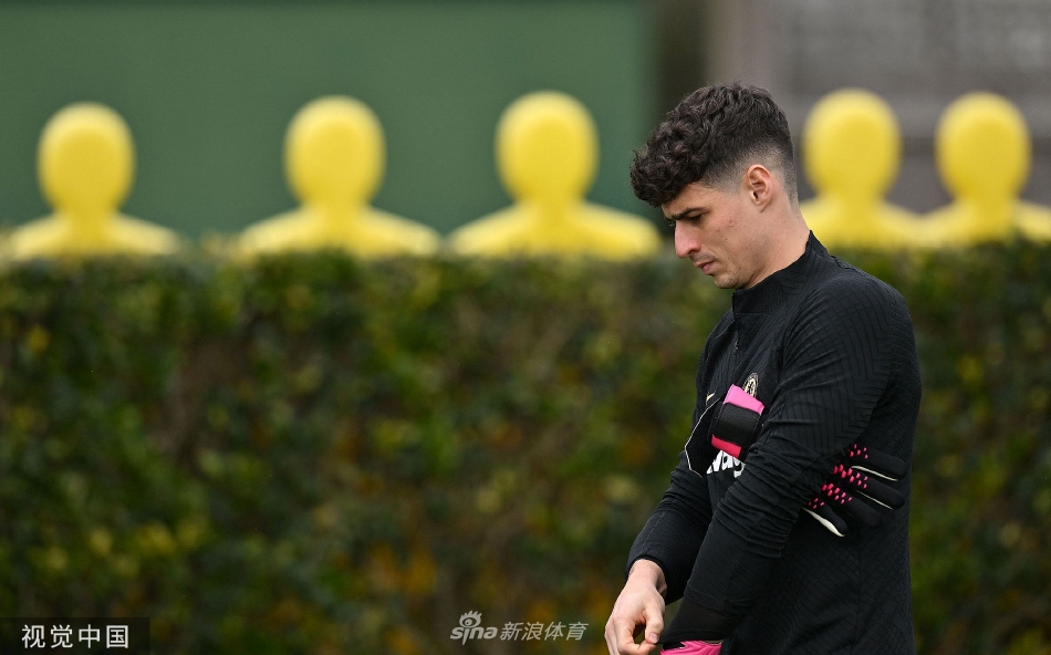 训练结束后，切尔西球员们走向场边，夕阳余晖为他们的身影镀上金色，大战前的宁静孕育着风暴。