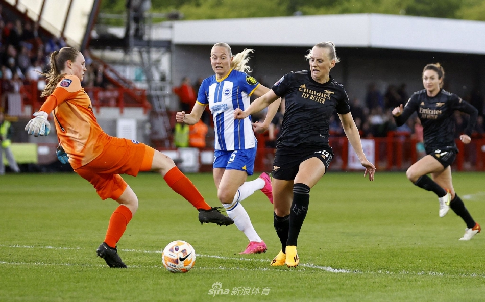 比赛结束后，双方球员相互致意，阿森纳球员安慰失落的布莱顿球员，体现了足球场上的友谊与尊重。